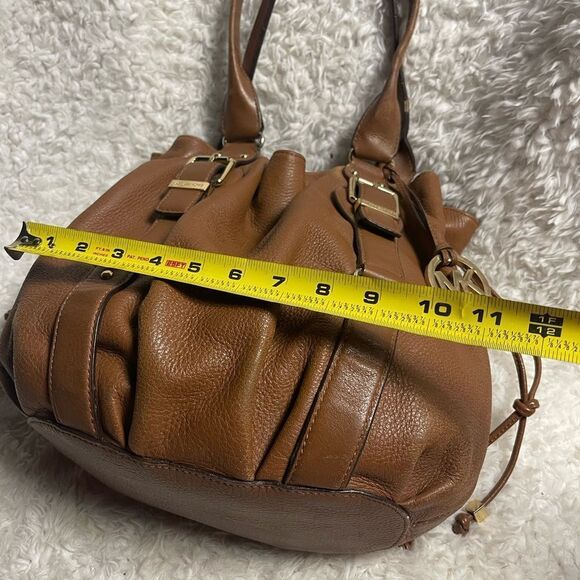 Michael Kors Brown Leather Medium bucket style shoulder bag gold tone Hardwares. - Picture 10 of 16